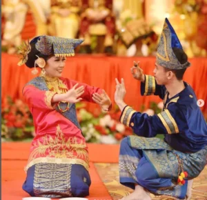 17 Pantun Cinta Minang Romantis: Terjemahan & Makna Mendalam