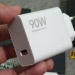 Bahaya Charger Terpasang Terus? Ini Penjelasan Lengkapnya