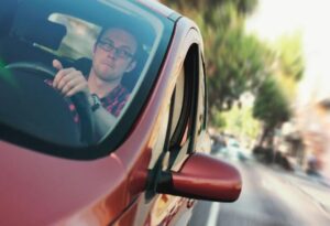 Bau Bensin di Kabin Mobil? Ini Penyebab & Solusinya