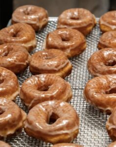 Donat Rp200 Ribu, Tip Besar, Pelayan Dipecat: Kisah Mengejutkan