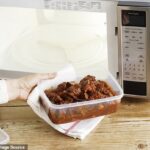 Etiket Makan Kantor: Hindari Makan Ikan & Telur di Depan Mereka