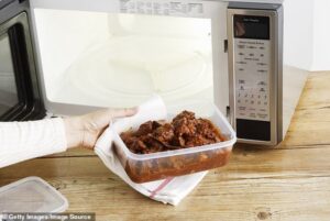Etiket Makan Kantor: Hindari Makan Ikan & Telur di Depan Mereka