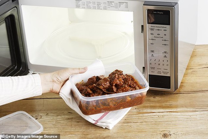 Etiket Makan Kantor: Hindari Makanan Ini Di Depan Rekan Kerja