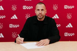 Heitinga Resmi Latih Ajax Amsterdam: Gantikan Alfred Schreuder