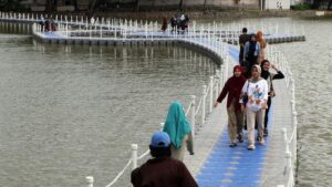 Jelajahi 8 Jembatan Apung: Panorama Sungai & Aktivitas Unik