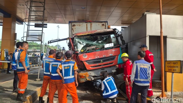 Kecelakaan Maut Bus-Truk: 4 Penyebab Utama yang Mengejutkan