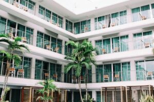 Liburan Long Weekend Hemat? 5 Tips Pilih Akomodasi Terbaik!