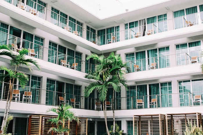 Liburan Long Weekend Hemat? 5 Tips Pilih Akomodasi Terbaik!