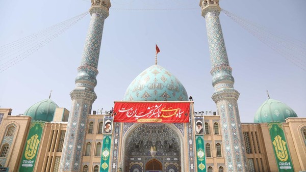 Misteri Bendera Merah Masjid Jamkaran: Ancaman Balas Dendam Iran?