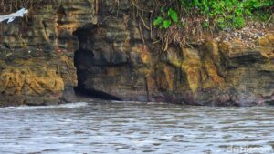 Misteri Gua Rahasia: Persembunyian Legendaris Ratu Laut Selatan