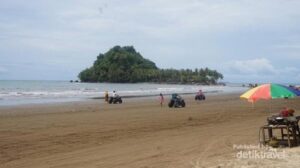 Pengalaman Wisatawan Buruk: Pantai Air Manis, Pokdarwis Dibekukan