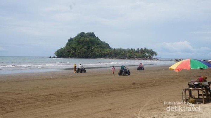 Pengalaman Wisatawan Buruk: Pantai Air Manis, Pokdarwis Dibekukan