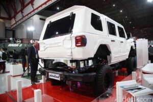 Pindad Luncurkan Mobil Taktis Listrik 'Pandu': Revolusi Kendaraan Tempur