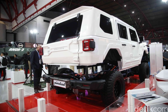 Pindad Luncurkan Mobil Taktis Listrik 'Pandu': Revolusi Kendaraan Tempur