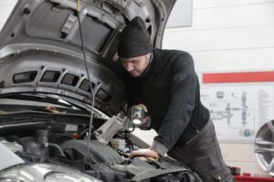 Rahasia Terungkap: Cek Riwayat Servis Mobil Bekas Sebelum Beli