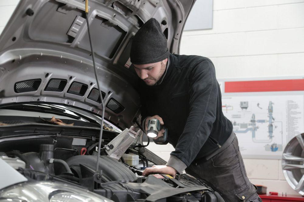 Rahasia Terungkap: Cek Riwayat Servis Mobil Bekas Sebelum Beli