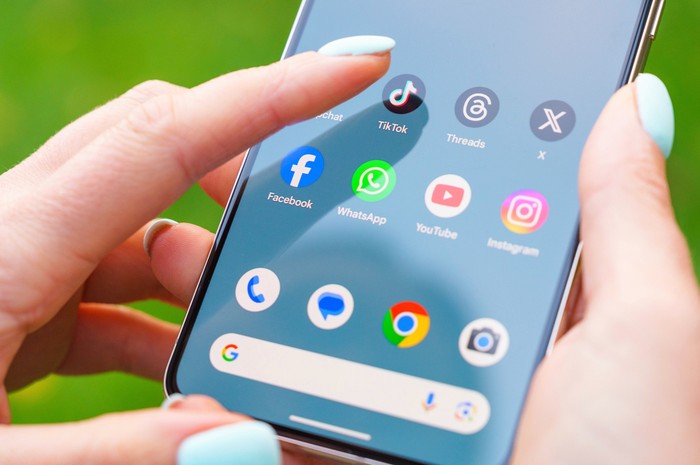 Rahasia TikTok: Kenapa Kita Kecanduan Scroll, Bukan Baca Artikel?