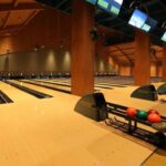 Rasakan Sensasi Bowling Futuristik: Hipnotis Semua Usia di Galaxy Lanes!