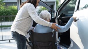 Tips Mudik Aman & Nyaman Bersama Lansia: 7 Rahasia Anti Ribet