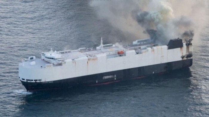 Tragedi Kapal Kargo: 3000 Mobil Listrik Terbakar di China