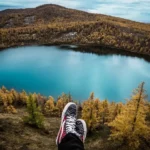 Traveling Solo vs. Bareng Teman: Petualangan Mana yang Lebih Epic?