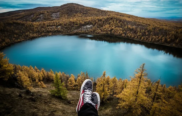 Traveling Solo vs. Bareng Teman: Petualangan Mana yang Lebih Epic?