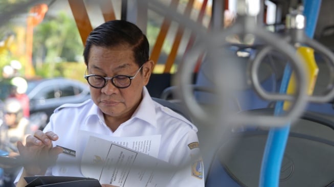 Wajib Naik Angkot Rabu? Aturan Baru Karyawan Jakarta!