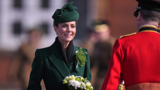Kate Middleton Pimpin Upacara Militer dengan Mantel Hijau 14 Tahun Lalu dan Sanggul Kepang Rumit