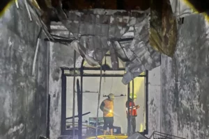 Usai Lebaran, sebuah rumah warga di Kembangan Jakarta Barat terbakar. Petugas pemadam kebakaran cepat bertindak, korban dievakuasi, dan penyelidikan penyebab kebakaran masih berlangsung.