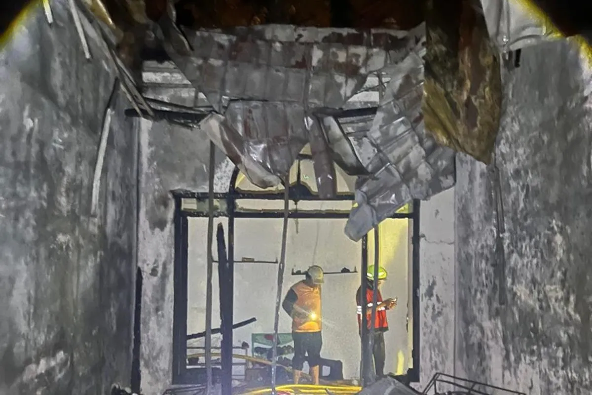 Usai Lebaran, sebuah rumah warga di Kembangan Jakarta Barat terbakar. Petugas pemadam kebakaran cepat bertindak, korban dievakuasi, dan penyelidikan penyebab kebakaran masih berlangsung.