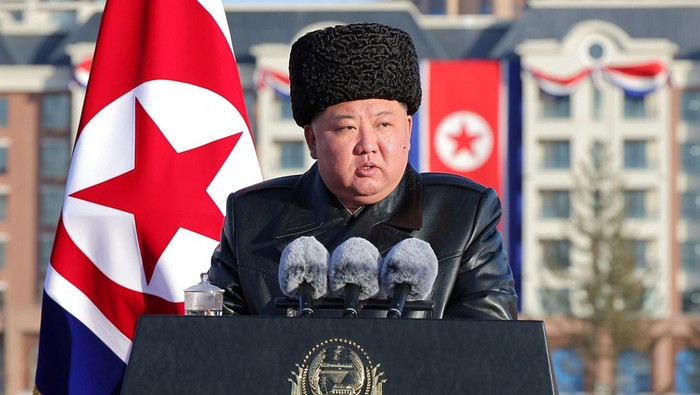 Kim Jong Un menegaskan Korea Utara tidak akan mengubah status sebagai negara bersenjata nuklir. Pernyataan ini menunjukkan komitmen Korut memperkuat pertahanan nasional di tengah tekanan internasional.