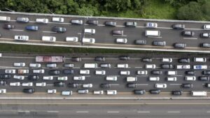 Arus balik Lebaran meningkat, sistem one way dari KM 459 hingga KM 70 resmi diberlakukan untuk mengurai kepadatan kendaraan menuju Jakarta.