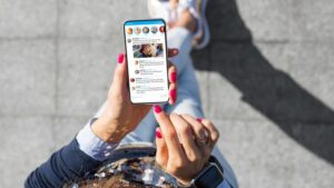 media-sosial-picu-penurunan-kebahagiaan-anak-muda