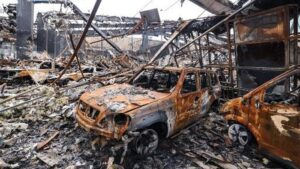 Tak Ada Tanda Perang AS‑Israel Vs Iran Berakhir Usai Sebulan Berlalu Perang antara Amerika Serikat, Israel, dan Iran kini memasuki lebih dari satu bulan tanpa tanda‑tanda akan segera berakhir. Meski berbagai panggilan diplomatik berlangsung, konflik di kawasan Timur Tengah terus menyebar dan intensitas serangan tidak menunjukkan penurunan signifikan. Pasukan AS dan Israel terus melakukan operasi militer terhadap target militer dan infrastruktur Iran. Di sisi lain, Iran membalas serangan tersebut dengan melancarkan serangan rudal dan drone terhadap wilayah Israel dan pangkalan AS di kawasan Teluk. Situasi makin kompleks setelah kelompok yang didukung Iran, seperti pemberontak Houthis di Yaman, ikut meluncurkan serangan rudal ke wilayah Israel, memperluas front konflik menjadi lebih dari sekadar serangan bilateral. Meskipun beberapa pihak regional dan internasional mengupayakan pembicaraan untuk mengakhiri permusuhan, dialog nyata untuk gencatan senjata belum mencapai hasil konkret. Iran tetap skeptis terhadap negosiasi, sedangkan AS dan sekutunya menuntut syarat yang tegas sebagai dasar perdamaian. Pergeseran konflik ini telah membawa dampak terhadap ekonomi dan keamanan global, termasuk lonjakan harga minyak serta gangguan jalur pelayaran di Selat Hormuz—wilayah strategis bagi perdagangan energi dunia. Sampai saat ini, kedua belah pihak belum menunjukkan komitmen kuat untuk menghentikan permusuhan, sementara kekhawatiran publik di berbagai negara semakin meningkat atas berlarut‑larutnya perang yang belum memiliki titik akhir yang jelas.