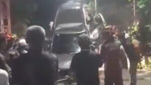 taksi online, kecelakaan mobil, Pademangan, Jakarta Utara, mobil nyemplung kali, kecelakaan lalu lintas, berita Jakarta, evakuasi warga, insiden jalan, pengemudi kehilangan kendali