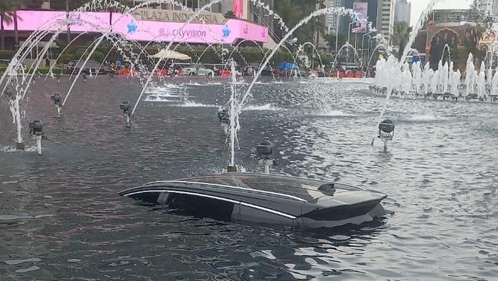 Pengemudi BYD nyebur ke kolam Bundaran HI dini hari. Simak 4 fakta penting seputar insiden ini, dari evakuasi hingga penyelidikan polisi.