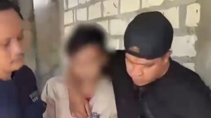 Seorang pemuda di Tuban tega menganiaya ayahnya hingga babak belur karena perselisihan uang Rp 20 ribu. Polisi segera amankan pelaku dan lakukan proses hukum.