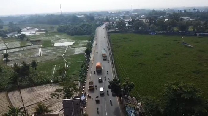 Polisi menggunakan drone untuk memantau arus balik di Jalan Alternatif Cibubur yang ramai. Teknologi ini membantu mengurai kemacetan dan mengawasi lalu lintas secara real-time.