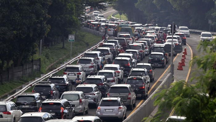 Sebanyak 89 ribu kendaraan melintas di Puncak Bogor melalui tol pada H+2 Lebaran. Lonjakan arus lalu lintas terjadi akibat tingginya minat wisata masyarakat.