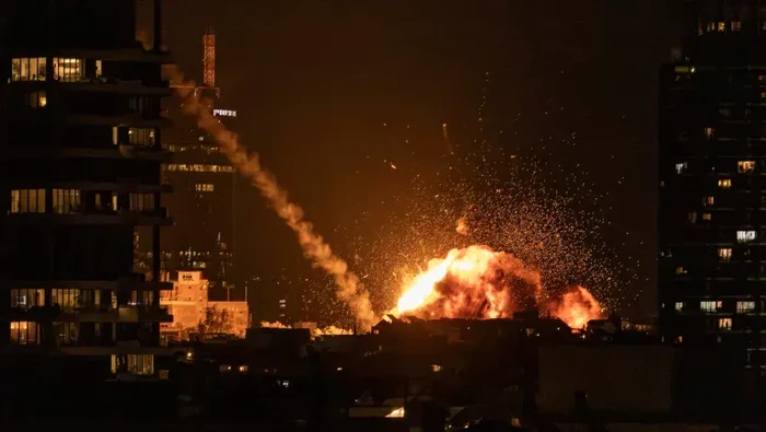 Serangan rudal Iran menghantam Yerusalem Israel, menyebabkan kerusakan bangunan dan korban luka. Ketegangan konflik Timur Tengah kembali meningkat.