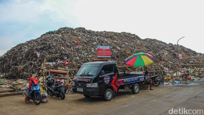 Pasar Induk Kramat Jati, sampah menggunung, kebersihan pasar, masalah sampah, bau menyengat, pedagang, pengelola pasar, limbah pasar, kesehatan masyarakat, Jakarta