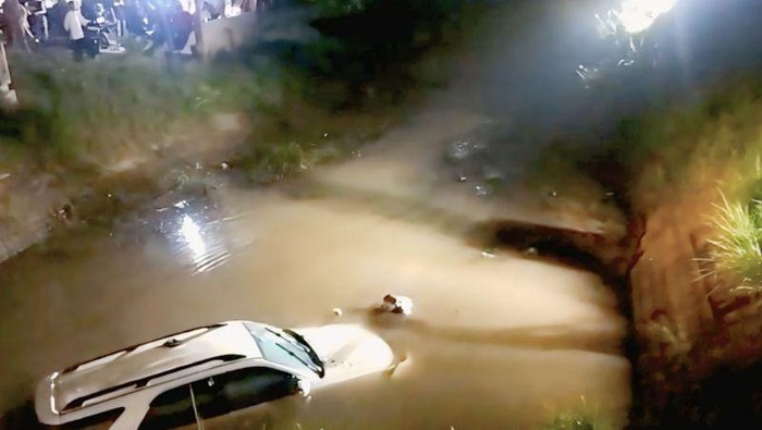 oku timur, sulawesi selatan, fortuner, kecelakaan mobil, pemudik, saluran irigasi, hujan deras, keselamatan berkendara, evakuasi korban, berita sulsel