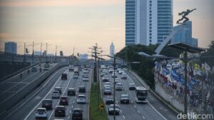 Contraflow, Tol Halim, Senayan, Lalu Lintas Jakarta, PT Jasa Marga, Arus Kendaraan, Kepadatan Tol, Transportasi Jakarta, Jalan Tol Indonesia, Berita Lalu Lintas