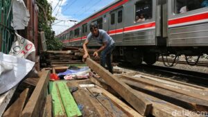 relokasi warga, rusun, Senen, tepi rel, penataan kawasan, permukiman, keselamatan warga, pemerintah daerah, hunian sementara, Jakarta