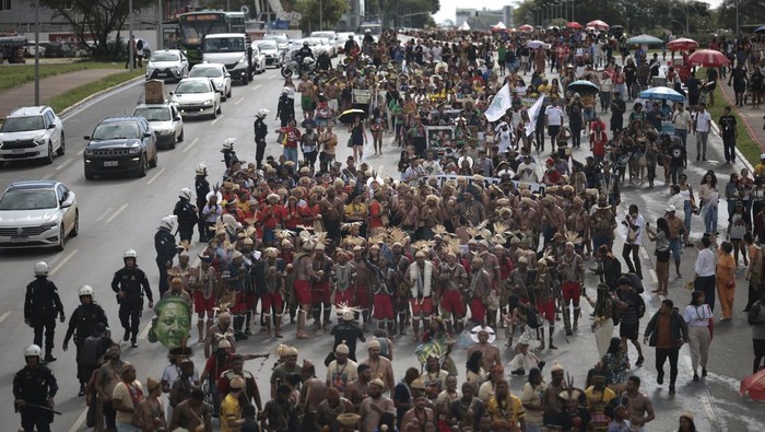 warga adat Brasil, wilayah leluhur, hak adat, demonstrasi, konflik lahan, hak asasi manusia, lingkungan, berita internasional