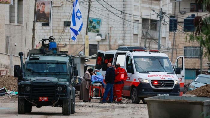 israel, palestina, konflik timur tengah, serangan militer, kendaraan polisi, korban tewas, keamanan, berita internasional, kekerasan, geopolitik