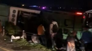 bus terguling, kecelakaan bus, Tol Jombang, kecelakaan lalu lintas, korban tewas, luka berat, berita Jawa Timur, insiden transportasi, polisi selidiki, keselamatan berkendara