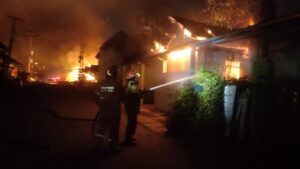 kebakaran Bekasi, gudang elpiji, luka bakar, ledakan elpiji, berita kebakaran, bencana industri, keamanan bahan mudah terbakar, evakuasi korban, petugas pemadam, kejadian Bekasi