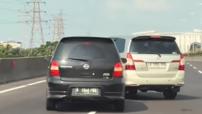 innova vs livina, kecelakaan tol, mobil senggol, toyota innova, nissan livina, lalu lintas, kejadian di tol, berita otomotif, kemacetan, keselamatan berkendara