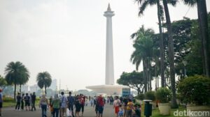 Monas, Monumen Nasional, Jakarta Pusat, libur Jumat Agung, kunjungan wisata, warga Jakarta, taman Monas, wisata keluarga, aktivitas libur, berita Jakarta